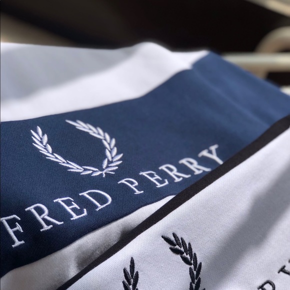 Fred Perry Crewneck - Picture 5 of 5